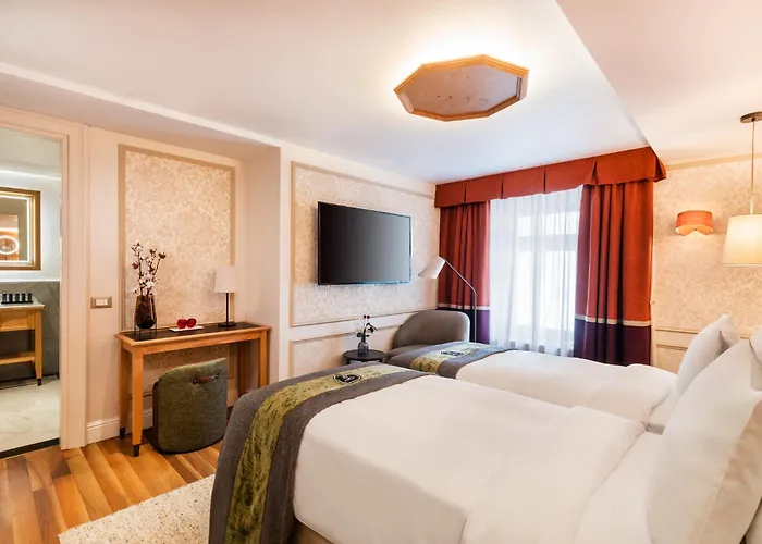 Flueela - The Unbound Collection By Hyatt