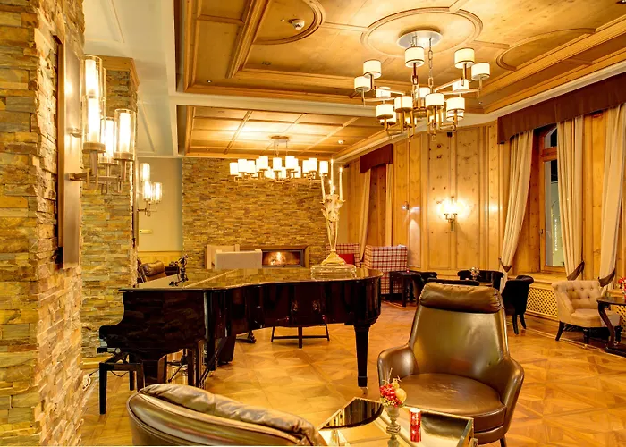 Flueela - The Unbound Collection By Hyatt Davos